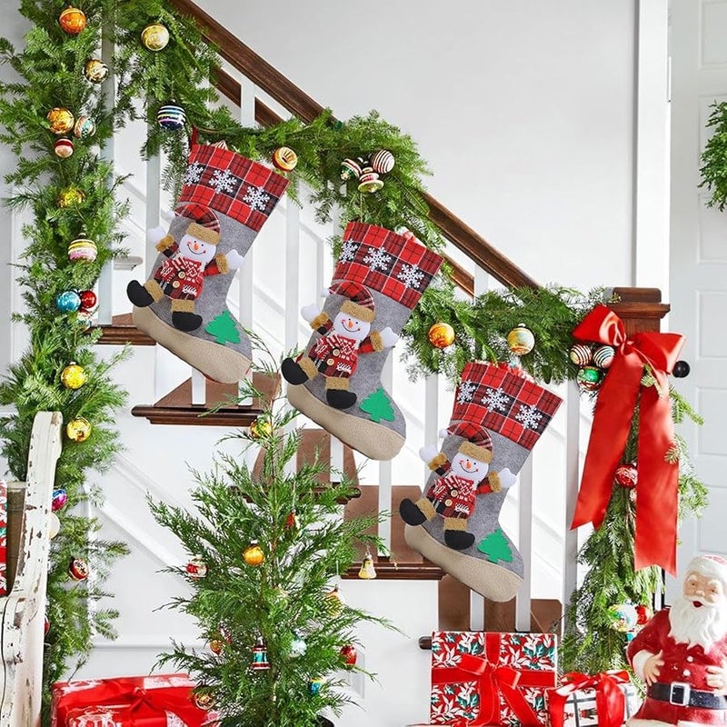 جوارب زينة عيد الميلاد برجل ثلج مع رقاقات ثلجية لحفلة عطلة العائلة في مزرعة الأطفال - Image 3